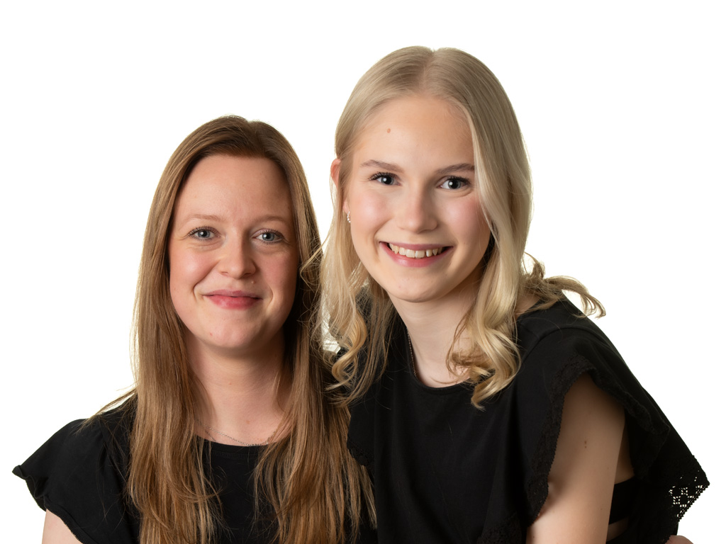 Emma och Elin hos Hair and beauty i Kungälv 